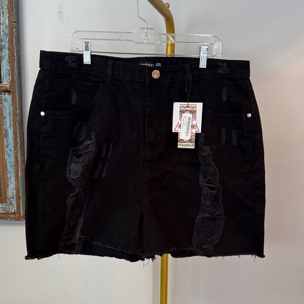 Boohoo Plus high rise Black distressed Jean Shorts NWT 16